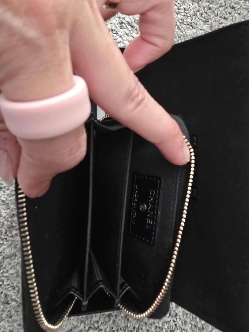 CHANEL Black Quilted Card Wallet with Gold CC Studs - Picture 2 of 7